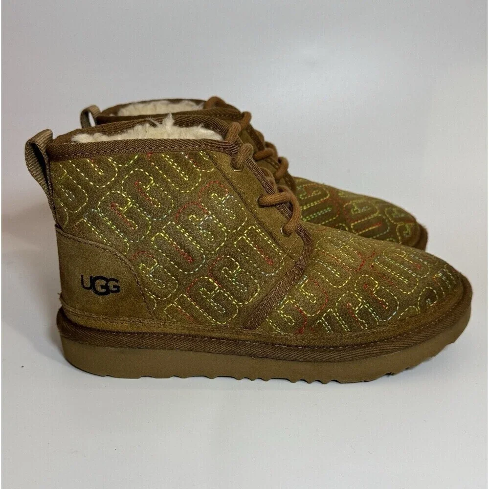 UGG Neumel Chukka Boots Graphic Stitch Logo Suede Look Chestnut Brown Size 2-FM5